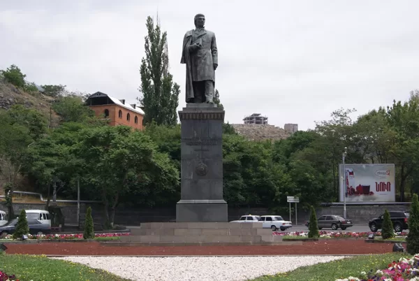 Մեծանուն գրող Խաչատուր Աբովյանի հուշարձանը: Ս. Ստեփանյան, Գ. Թամանյան, 1950