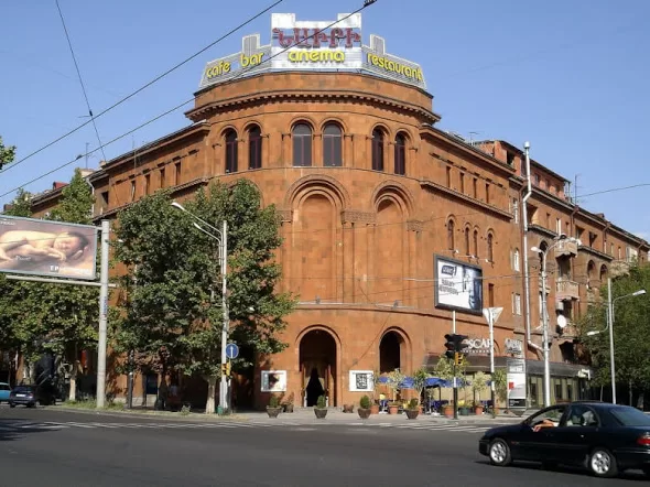 Երևանի «Նաիրի» կինոթատրոնը բնակելի շենքով