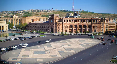 Дом Правительства и площадь Республики